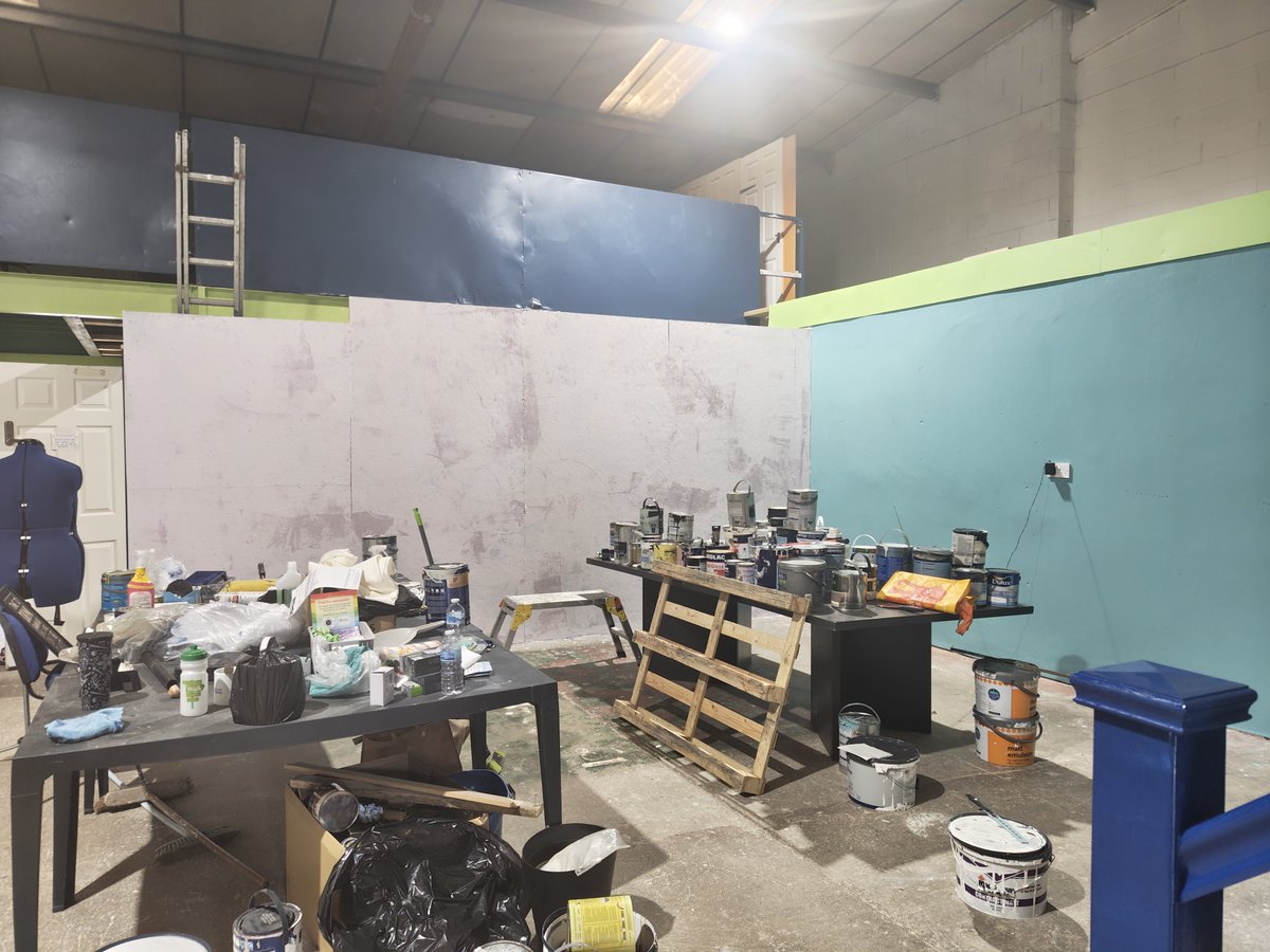ta_naughty's tweet photo. @DeputyGrocott Day 3 of painting The Hummingbird Project's new place. We think we're done. Home to the willow that I need to make into wreaths for the Xmas wreath making Mountain Rescue fundraiser I do https://t.co/H18hOMdy9L