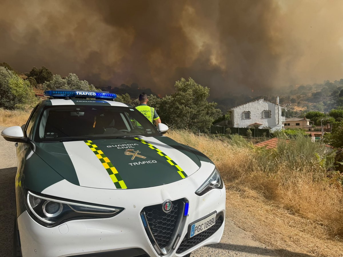 guardiacivil's tweet photo. 🚨 ÚLTIMA HORA EN ÁVILA | #IFAvila​‼️ Se ordena la evacuación obligatoria de las poblaciones de Fresnedilla e Higuera de las Dueñas debido a la evolución del incendio forestal.

​⚠️ RECOMENDACIONES:
👉 Mantén la calma y sigue estrictamente las indicaciones del personal de los servicios de emergencia en la zona.
🚗 Usa las vías de evacuación señalizadas y facilita el paso a los vehículos de extinción.

#SeguridadCiudadanaGC  #IFSierraGredos #IncendiosForestales