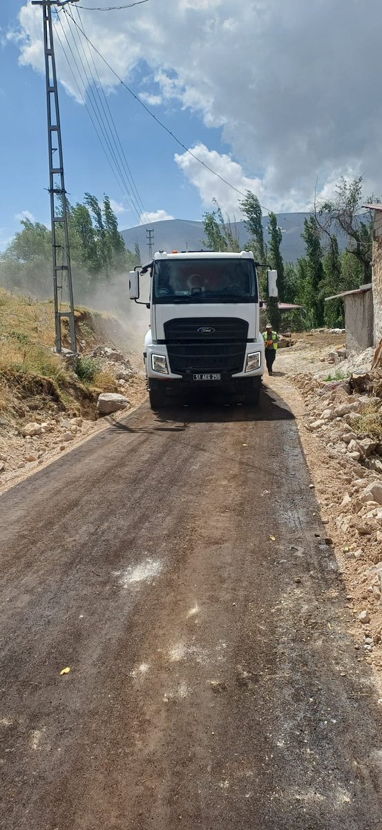 CevahirUzkurt's tweet photo. Çiftlik ilçemizin Sultanpınarı köyünde hemşehrilerimizin daha konforlu ve güvenli ulaşımı için başlattığımız 2 kilometrelik sathi asfalt çalışmamız hızla devam ediyor 🛣️ https://t.co/WUH0WaDASh