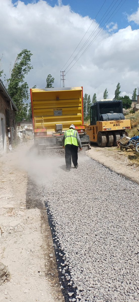 CevahirUzkurt's tweet photo. Çiftlik ilçemizin Sultanpınarı köyünde hemşehrilerimizin daha konforlu ve güvenli ulaşımı için başlattığımız 2 kilometrelik sathi asfalt çalışmamız hızla devam ediyor 🛣️ https://t.co/WUH0WaDASh