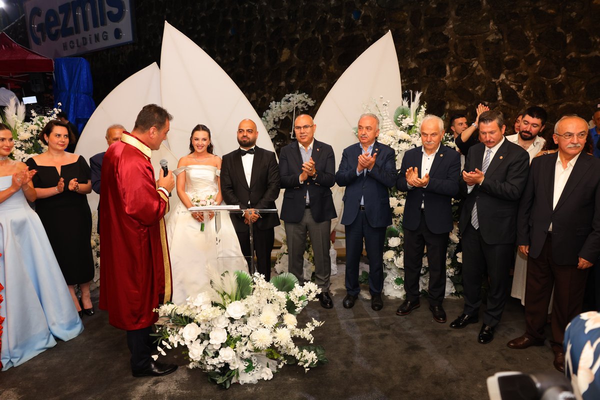 TC_giresun's tweet photo. Valimiz Sayın Mustafa Koç, Bora Yakarışık ile Öykü Yusufağaoğlu çiftinin düğün merasimine katıldı.

Nikâh şahitliğini üstlenen Sayın Valimiz, genç çiftin mutluluğunu paylaşarak aile cüzdanını kendilerine takdim etti.

Sayın Valimiz, Bora ve Öykü çiftini tebrik ederek, bir ömür boyu sağlık, huzur ve mutluluk temennisinde bulundu.