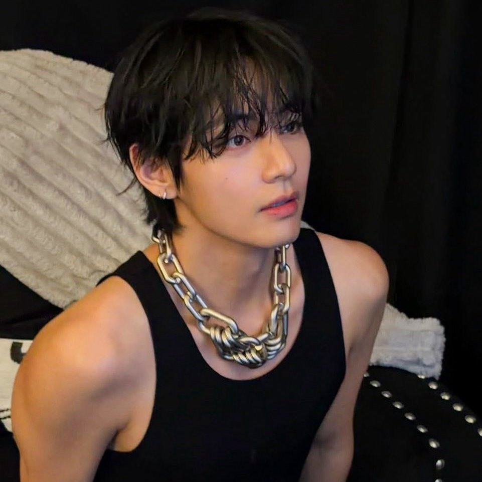 thvgaggedme's tweet photo. i can't help but stare everytime this pic is on tl https://t.co/07sL2KRCHi