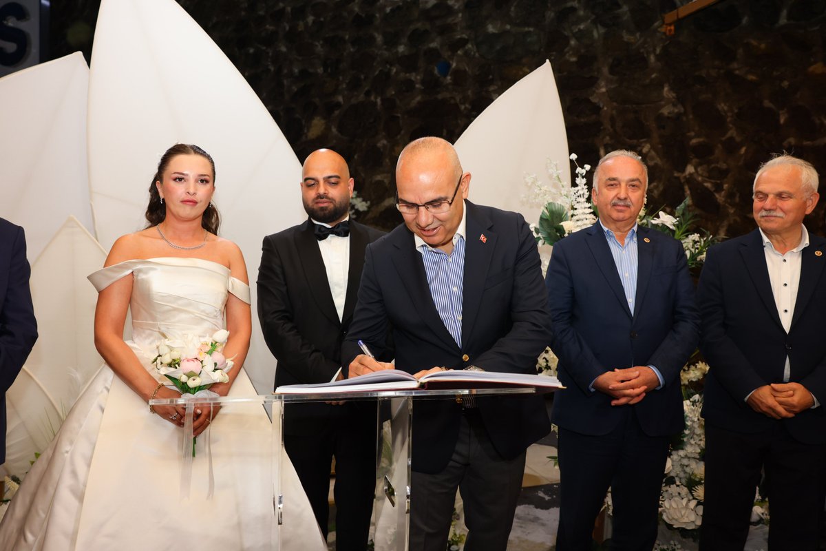 TC_giresun's tweet photo. Valimiz Sayın Mustafa Koç, Bora Yakarışık ile Öykü Yusufağaoğlu çiftinin düğün merasimine katıldı.

Nikâh şahitliğini üstlenen Sayın Valimiz, genç çiftin mutluluğunu paylaşarak aile cüzdanını kendilerine takdim etti.

Sayın Valimiz, Bora ve Öykü çiftini tebrik ederek, bir ömür boyu sağlık, huzur ve mutluluk temennisinde bulundu.