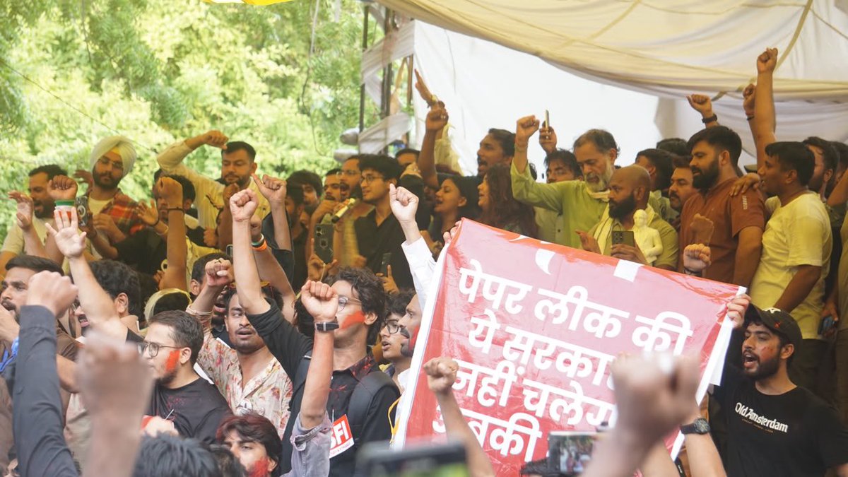 _YogendraYadav's tweet photo. बधाई हो! यह सिर्फ़ एक व्यक्ति के इस्तीफ़े की जीत नहीं, संघर्ष की जीत है।अहंकार का सर नीचा हुआ है। एक बार फिर लोक ने तंत्र को झुकने पर मजबूर किया है। #JantarMantar https://t.co/l2bLbdbsk3