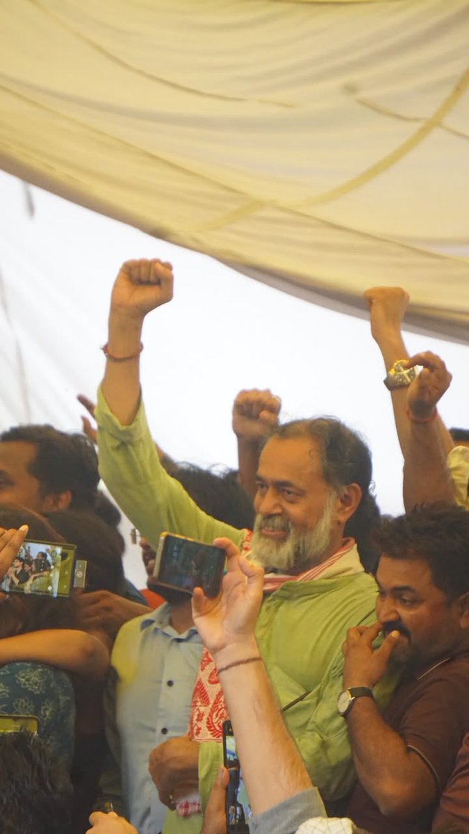 _YogendraYadav's tweet photo. बधाई हो! यह सिर्फ़ एक व्यक्ति के इस्तीफ़े की जीत नहीं, संघर्ष की जीत है।अहंकार का सर नीचा हुआ है। एक बार फिर लोक ने तंत्र को झुकने पर मजबूर किया है। #JantarMantar https://t.co/l2bLbdbsk3