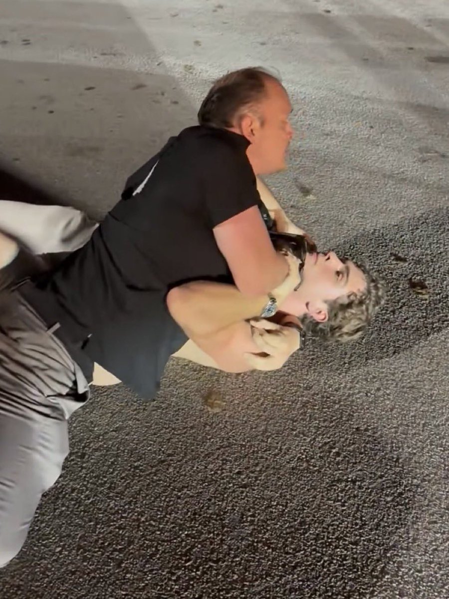 PhysicsGroyper's tweet photo. even in a chokehold he mogs https://t.co/CFVboTaRtQ