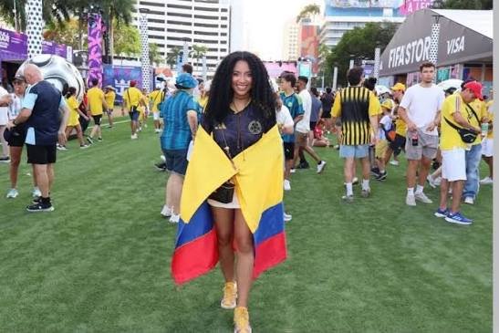 ojocolombia2026's tweet photo. 🇨🇴 Entonces JULIANA GUERRERO le solicito $ 2.000.000.000 a varios empresarios del CESAR a cambio de hablar con el JEFE DE JEFES (PETRO) para entregarles contratos.

Y con ese dinero se fue a MIAMI a ver los partidos de la selección Colombia en PALCOS VIP https://t.co/wPqOKlfd31