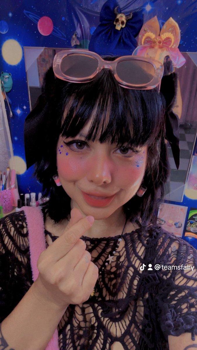 charitto_sfairy's tweet photo. Pa que me sigue tanto morro, el pellejo ya empieza a colgarme, ontan mis viejitos coquetos….., pero con dinerosss pls…🙈🤣😂🎮🧚🏻‍♀️💎🎀👽🌸🍕☕️👅
｡◕‿‿◕｡𝘴Fₐᵢᵣy x Tₑₐᗰ𝘴Fₐᵢᵣy٩(˘◡˘)۶
-💮𝕆𝕥𝕒𝕜𝕦𝔾𝕚𝕣𝕝💎NSFW👾
🙈💖🔥🔞🎮
📲https://t.co/FMuvgzFxgU https://t.co/0QR57yTmDl