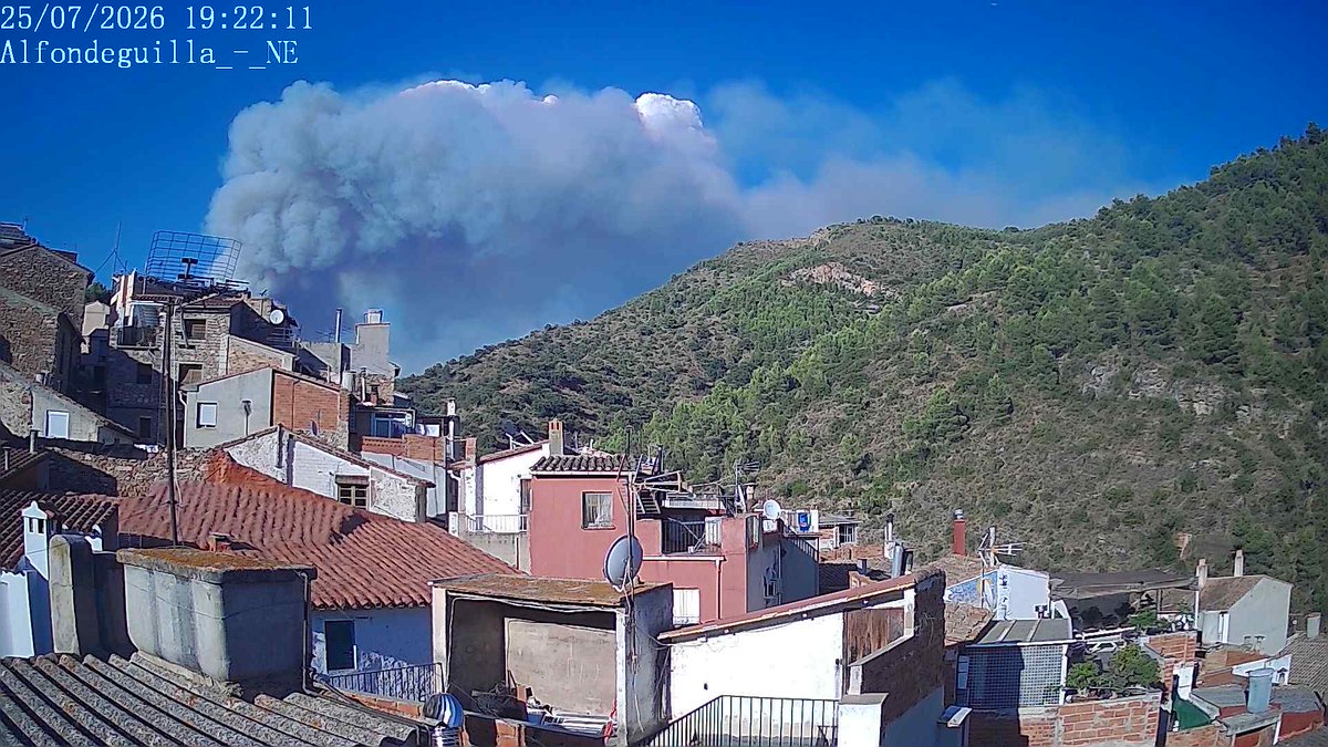 apuntoratge's tweet photo. Tres imatges des d'Alfondeguilla, per a vore com es desplaça des de la cara sud de l'incendi.

@avamet webcams https://t.co/tPFB6tu202