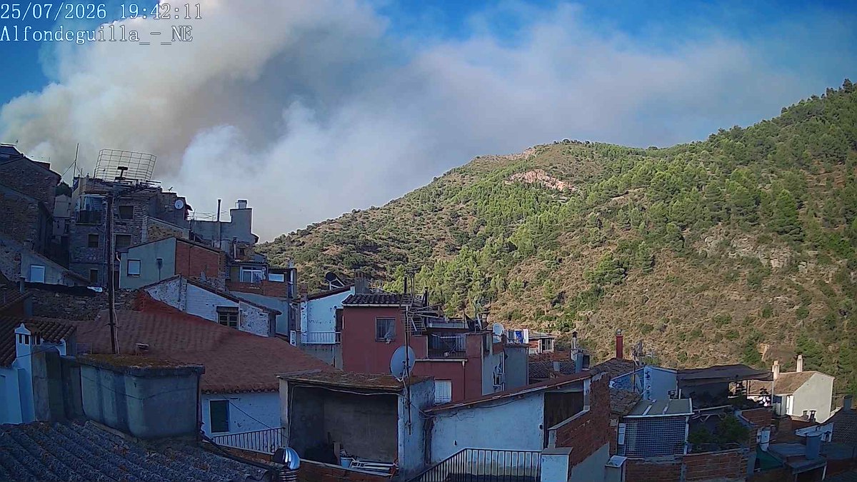 apuntoratge's tweet photo. Tres imatges des d'Alfondeguilla, per a vore com es desplaça des de la cara sud de l'incendi.

@avamet webcams https://t.co/tPFB6tu202