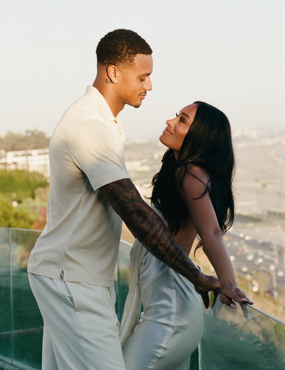 AthleteVanity's tweet photo. 🥹❤️💍 https://t.co/8Pu04wWEPz