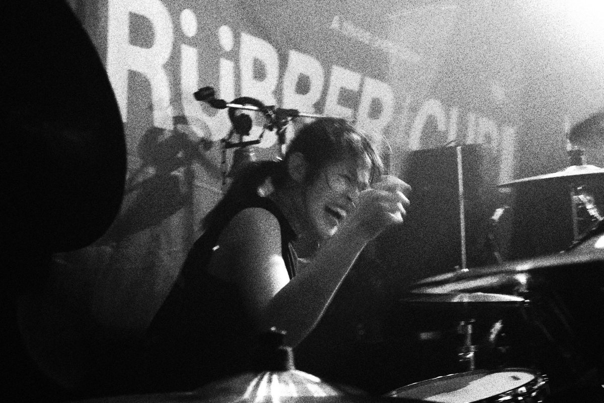 ss_7x14's tweet photo. RUBBER CUP初ワンマンライブ足を運んでくれた方々、本当にありがとうございました!
フロントヘッドはみんなで落書きしました
精進します!
📷 Instagram→@ yasashii_kudamono
#RUBBERCUP #promarksticks #evansheads https://t.co/iWFop8Ovi7