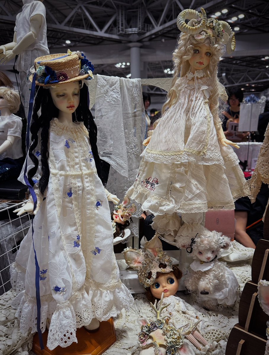 BSWorkshop's tweet photo. 初夏の旅
忘れられないほどじめじめとした天候のせいで、まともな外出を楽しむことはできなかった。
野原にはアジサイが一面に咲き誇り、その空色の美しさは心を落ち着かせてくれた。
12072026- 19072026 https://t.co/gysWp7viO1
