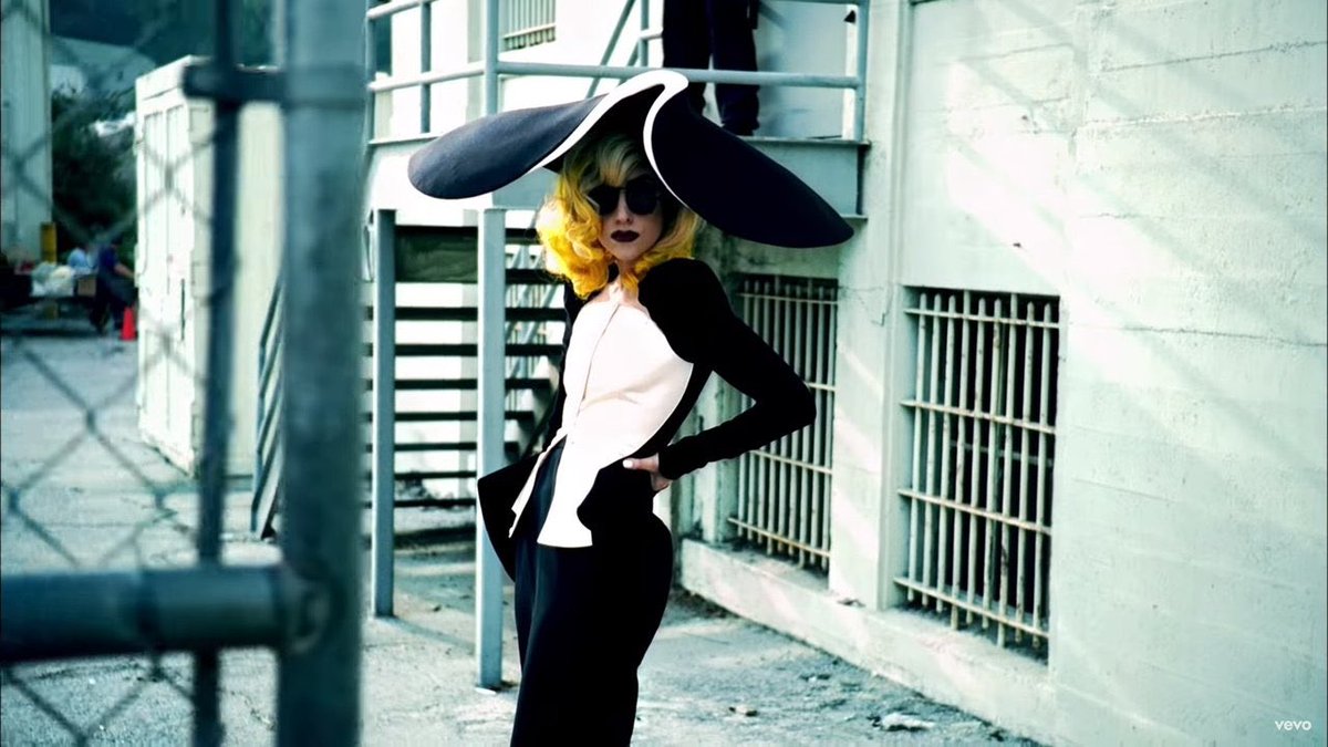 AMENARTPOP's tweet photo. have you ever noticed that lady gaga changed her glasses, hair and lipstick color before getting in the car on the telephone music video? 😭 https://t.co/NA7oyZoGYA