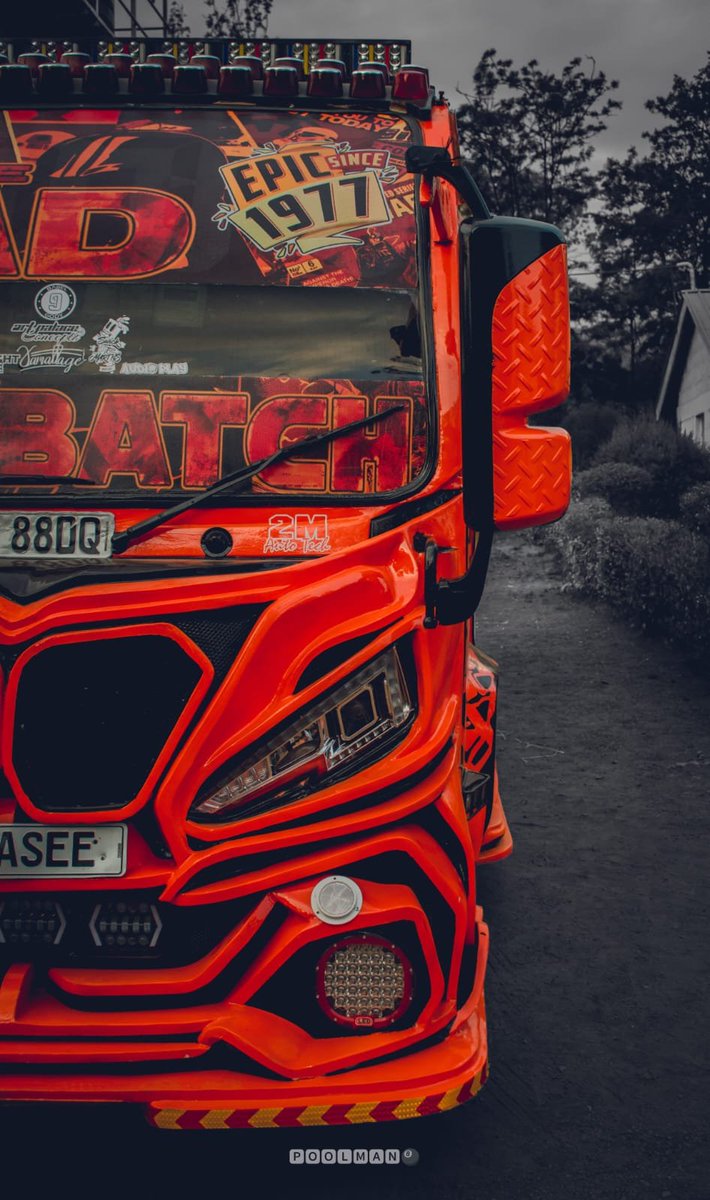 urban_wheezc's tweet photo. DR KASEE pon de wheel 🔥🛞
Night shifts, full energy. 1977 still setting the pace. 😮💨🔥
#obungajrmt #MatatuCulture #NganyaLifestyle #NairobiLifestyle #StreetCulture #BusLife #UrbanCulture https://t.co/V5OI4IDpMN
