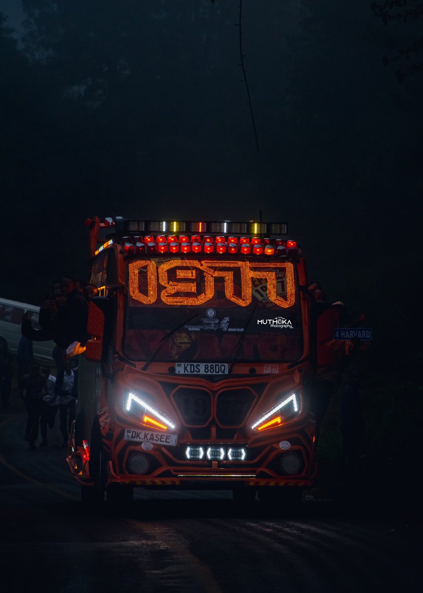 urban_wheezc's tweet photo. DR KASEE pon de wheel 🔥🛞
Night shifts, full energy. 1977 still setting the pace. 😮💨🔥
#obungajrmt #MatatuCulture #NganyaLifestyle #NairobiLifestyle #StreetCulture #BusLife #UrbanCulture https://t.co/V5OI4IDpMN