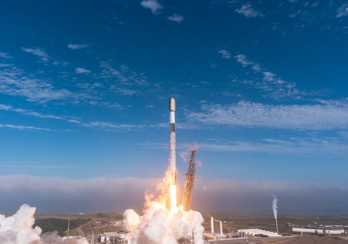 SpaceX's tweet photo. Falcon 9 launches 24 @Starlink satellites from California https://t.co/JQp3B5MAfA