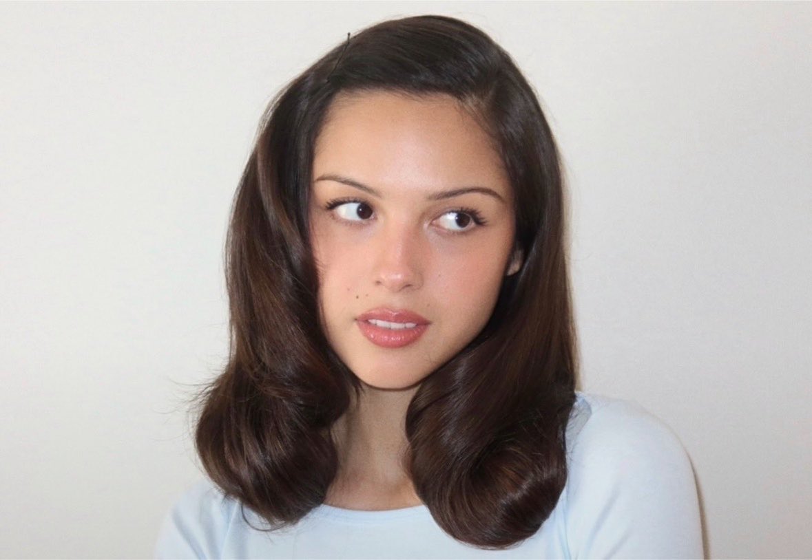 livsthinker's tweet photo. love that her hair just keeps getting shorter and shorter https://t.co/vPflQYUwpV