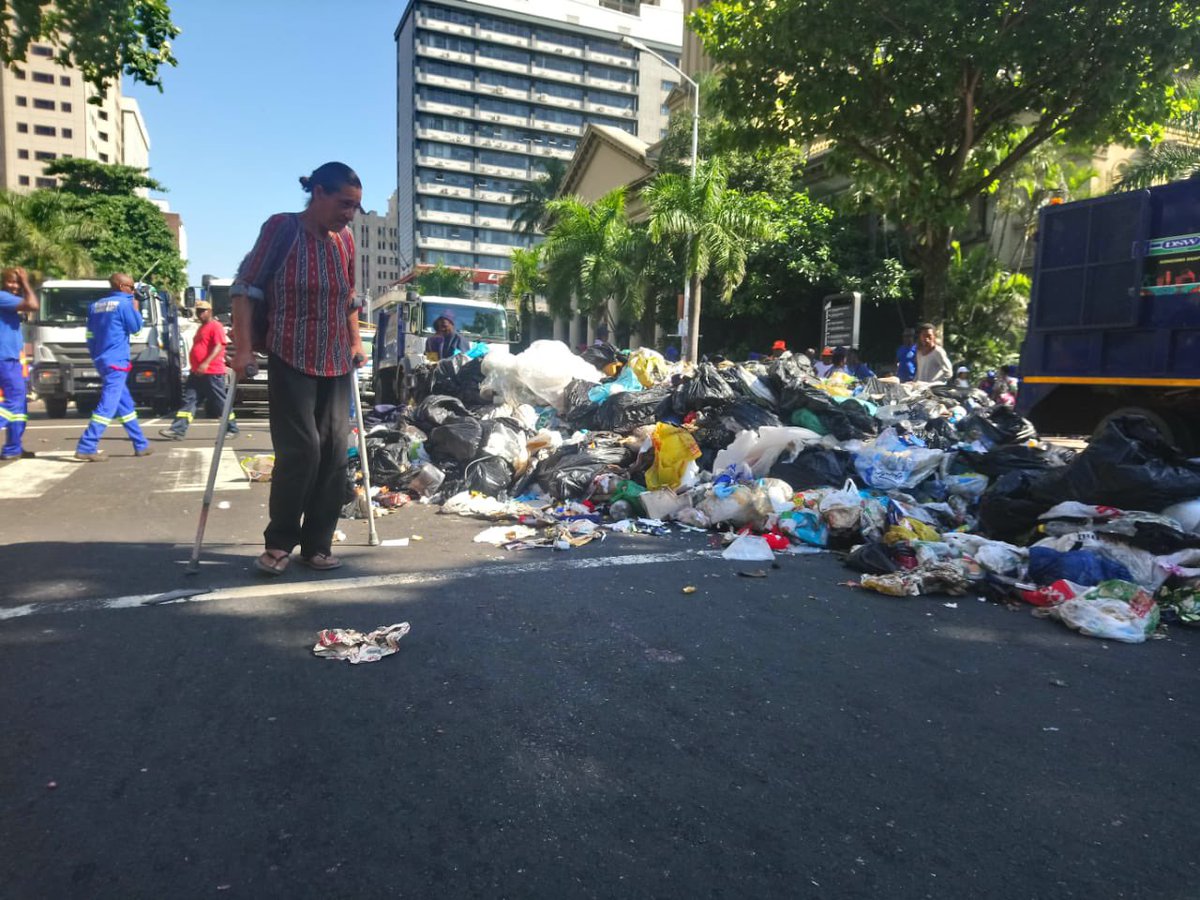preciousA189's tweet photo. @Zamjika @makarina07 @SizweDhlomo Here is your clean South Africa 😂😂😂😂 You black South Africa are shitholes. https://t.co/TSKLZMQW0v