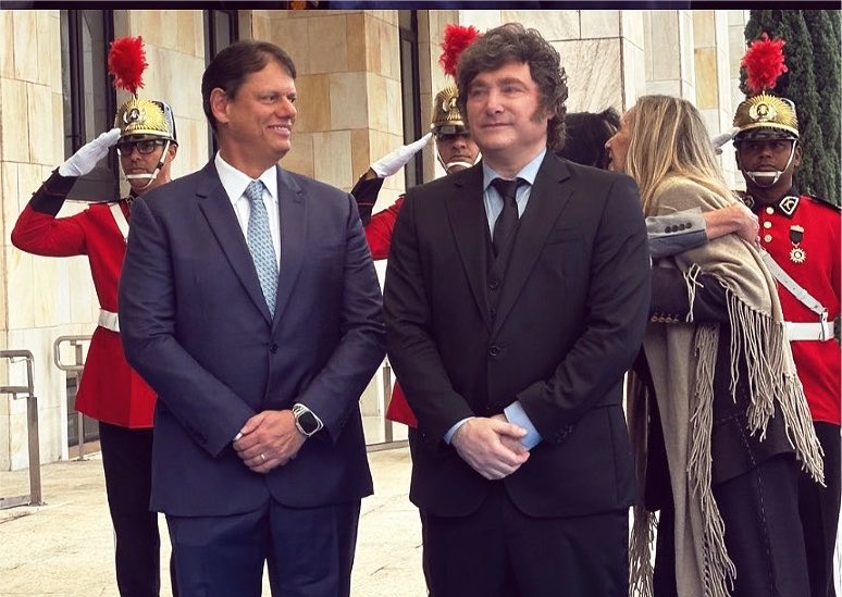 cassioolivveira's tweet photo. 🚨 VOCÊ SABIA? A honraria que Tarcísio de Freitas concedeu hoje a Javier Milei é a mais ALTA condecoração do Estado de São Paulo, reservada a quem prestou serviço RELEVANTE ao Estado.

Agora me respondam! QUAL serviço de relevância Milei já PRESTOU a São Paulo? https://t.co/QxLikbnByz
