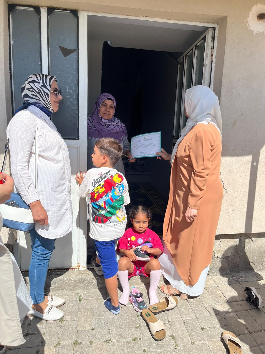 ipekyoluakkdn's tweet photo. 📍YALI MAHALLESİ 
İpekyolu İlçe Başkanımız Sayın @YavuzKusanVan, öncülüğünde; Ana Kademe, Kadın Kolları ve Gençlik Kolları teşkilatlarımızla birlikte hane üye ziyaretlerimiz ve saha çalışmalarımızı gerçekleştirdik.
@tugbaisikercan @abuyukgumus @MustafaAlkayis @ArvasAbdulahat https://t.co/Dxva1Ts6LU