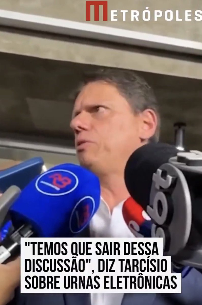 hugofreitas_r's tweet photo. Tínhamos que ter saído dessa discussão em 2015, quando o Congresso aprovou o voto impresso por 368 votos a 50.

Quem prolongou a discussão foi o STF-TSE, ao derrubar a decisão do Congresso.

Então ficamos assim: quem escolheu o sistema de votação foi o STF-TSE, que também é o mesmo que opera o sistema de votação e também é o mesmo que decidiu unilateralmente que vai ser crime no Brasil questionar esse sistema e também é o mesmo que persegue, censura e pune quem questiona o sistema que ele mesmo escolheu.

Podem chamar essa situação de qualquer coisa, mas dizer que não é DISCUTÍVEL não é uma delas.