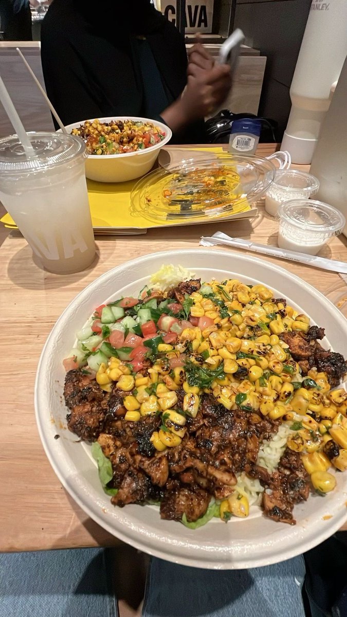 fienforko's tweet photo. i'll choose cava over chipotle any day >>> https://t.co/OzChaz91k8