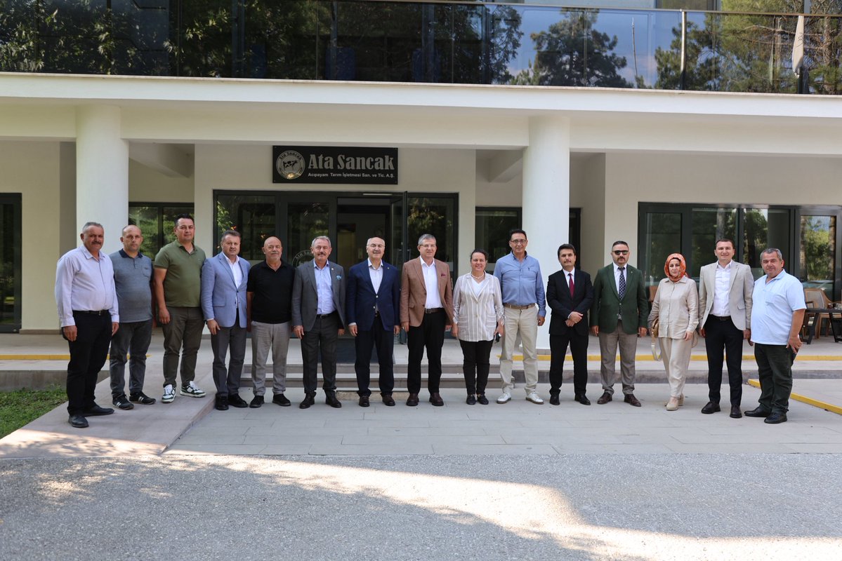 subasiogluMS's tweet photo. 📍 Acıpayam

Atasancak Tarım İşletmesi’ni ziyaret ettik. 
24 bin dekar üretim alanı, 13 bine yakın hayvan varlığı, günlük 210 ton süt ve yem bitkisi kapasitesiyle ülkemizin en büyük üreticilerinden biri olan tesis, tarım ve hayvancılığımıza stratejik katkı sunuyor.
Güçlü üretim, güçlü Denizli, güçlü Türkiye!