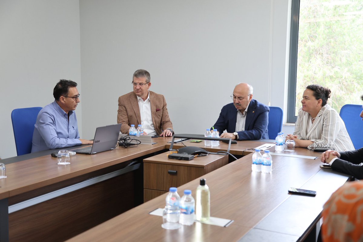 subasiogluMS's tweet photo. 📍 Acıpayam

Atasancak Tarım İşletmesi’ni ziyaret ettik. 
24 bin dekar üretim alanı, 13 bine yakın hayvan varlığı, günlük 210 ton süt ve yem bitkisi kapasitesiyle ülkemizin en büyük üreticilerinden biri olan tesis, tarım ve hayvancılığımıza stratejik katkı sunuyor.
Güçlü üretim, güçlü Denizli, güçlü Türkiye!