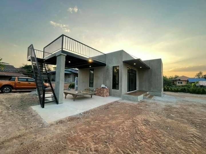 TobiAjayi15's tweet photo. Some people are fortunate to have certain advantages in life. I know someone who never lived in a rented apartment. He built his own 2 bedroom bungalow at the age of 29 and moved straight from his father's house into it. Not everyone starts from the same place, and that can make a huge difference in how quickly they achieve certain milestones.