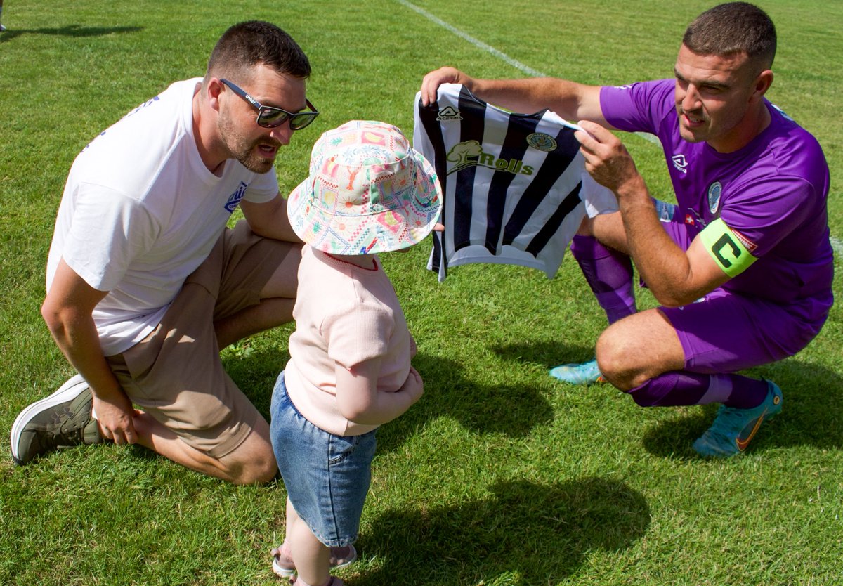 BashleyFootball's tweet photo. A special day today for a special little girl and her family.

Betty, we hope you enjoyed your day, it was an absolute pleasure having you with us.

Thank you very much @DorchTownFC for your support and gift for Betty too 🤝

All the photos to follow 📸

#UpTheBash #WeAreBashley https://t.co/ItOPTAZwCg