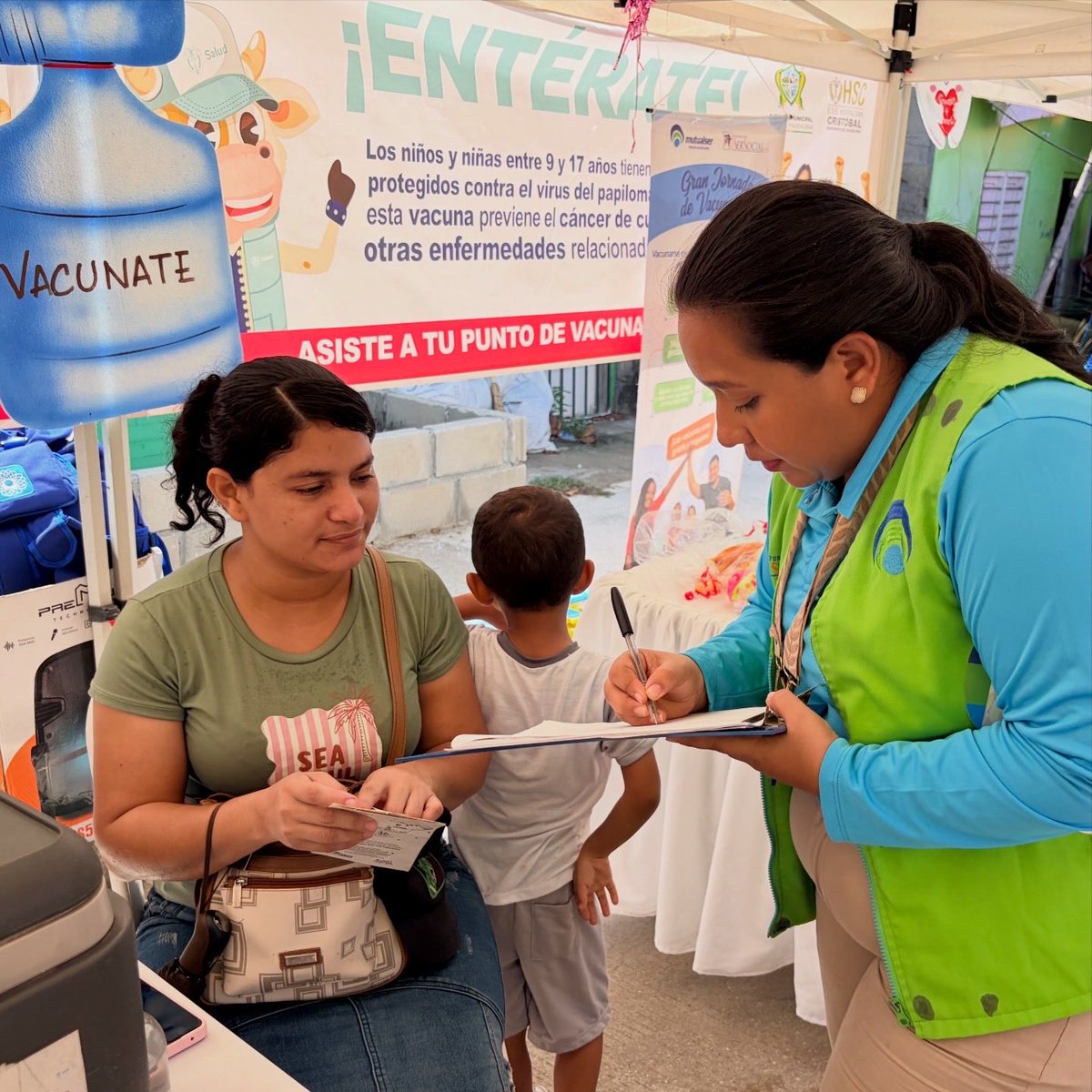 mutualser_'s tweet photo. 🚐🦷 La Jornada Nacional de Vacunación también acerca más servicios de salud a la comunidad.

En Ciénaga, Magdalena la Móvil Rosa y el equipo de salud oral brindan atención, orientación y acciones de promoción y prevención para cuidar el bienestar de las familias. 💚 https://t.co/nVXhKEajOp