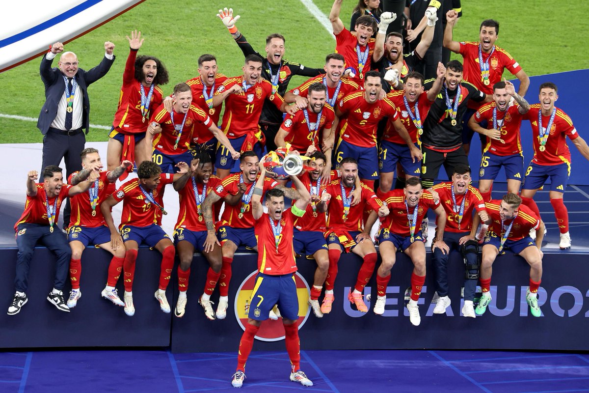 IvaanBlanco26's tweet photo. España ganó la Eurocopa 2024 ganando a Croacia, Italia, Albania, Georgia, Alemania, Francia e Inglaterra.

No era favorito porque no apareció ni siquiera en el cartel de la Eurocopa y ganó 7 partidos de 7.

España ganó el Mundial 2026 ganando a Arabia Saudí, Uruguay, Austria, Portugal, Bélgica, Francia y Argentina.

Ganó 7 partidos de 8 y volvió a ser campeona del Mundo dos años después de ganar la Eurocopa.

No somos del todo conscientes de lo que ha conseguido España en los 2 últimos grandes campeonatos que se han jugado.