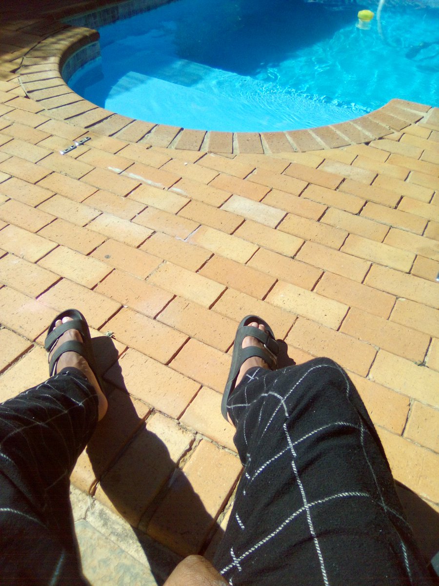 bettercallspook's tweet photo. nigerian slippers typa day https://t.co/okDUyt69E2