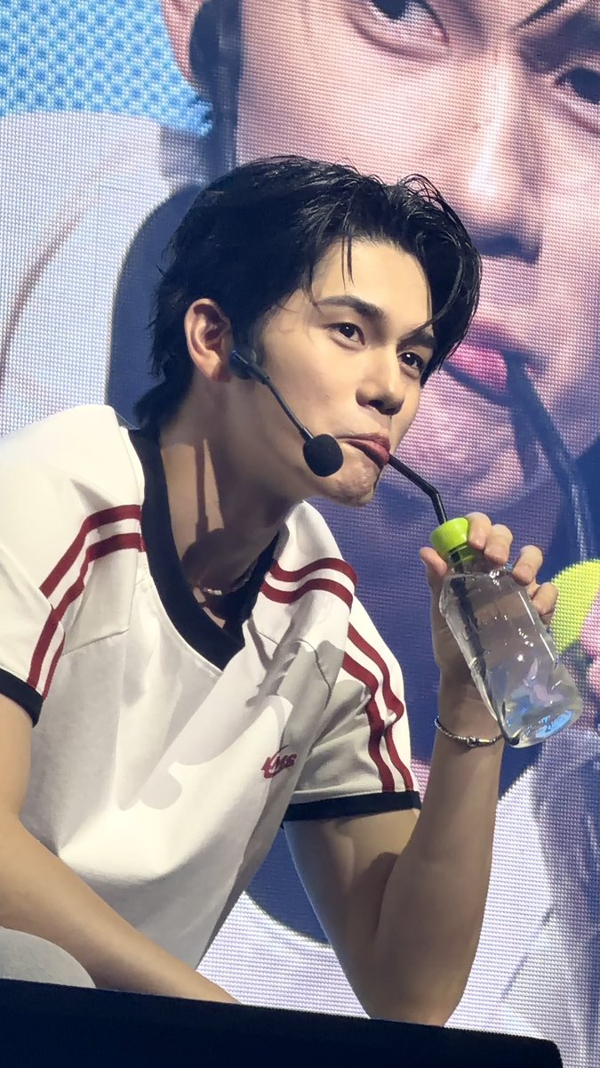 mohng95's tweet photo. 아 토레타도 한입 먹어야지 https://t.co/y64Mm8YquM