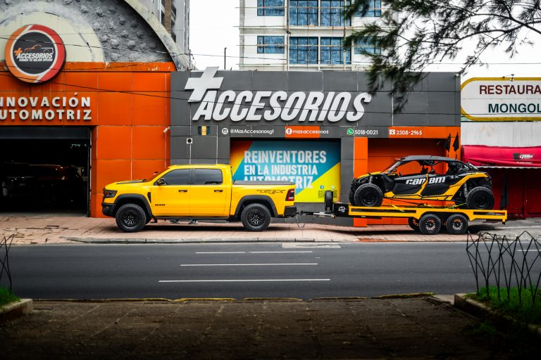 ElBarbarie's tweet photo. @amilcarmontejo @_cristiangt @PMTMuniGuate  ¿Por qué le permiten a ese negocio que esta al inicio de Av. Las Américas que dejen todo el día, todos los días sus carros en las banquetas? y que hay que bajarse para poder pasar, por menos quitaron al que vende bananos por el cerrito https://t.co/KzDkLz3BI1