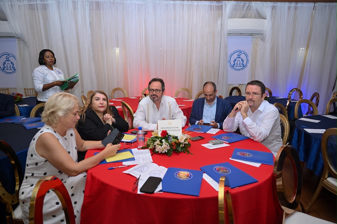 BINUH_UN's tweet photo. Aujourd'hui, le Représentant Spécial du Secrétaire général des Nations unies en Haïti, @CGRuizMassieu, a assisté à la séance de travail sur le décret électoral, organisée par le Premier ministre, Alix Didier Fils-Aimé. https://t.co/DTfLv2cdaq