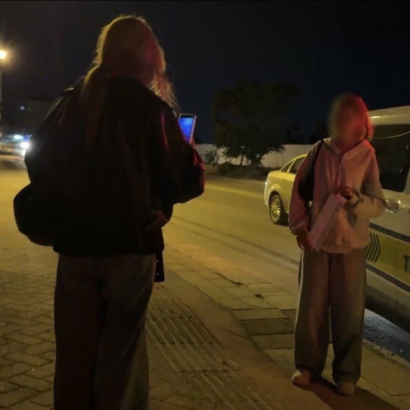 yeniguncell's tweet photo. Eskişehir'de ehliyetsiz motosiklet kullanan 15 yaşındaki kız çocuğu, 101 bin TL'lik ceza tutanağı ile poz verdi. https://t.co/jEAHTk8stW