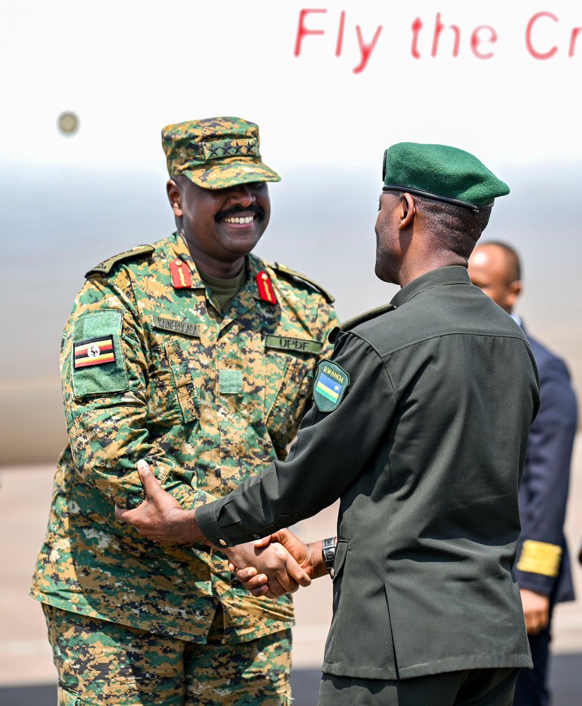 HonAnkunda's tweet photo. Best Generals met Today. 

Gen. Muhoozi Kainerugaba.

Gen. Mubarak Muganga.

🇺🇬🤝🇷🇼 https://t.co/8dISJ1Cxgi