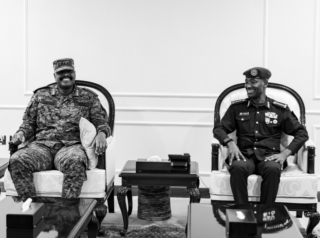 HonAnkunda's tweet photo. Best Generals met Today. 

Gen. Muhoozi Kainerugaba.

Gen. Mubarak Muganga.

🇺🇬🤝🇷🇼 https://t.co/8dISJ1Cxgi