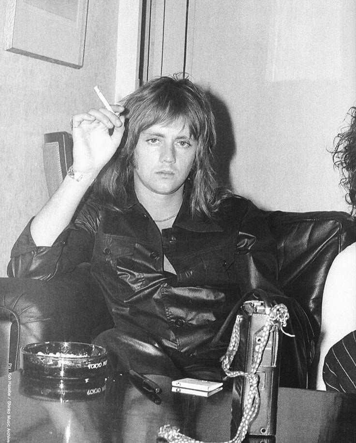 deffonotazombie's tweet photo. Happy 77th birthday to our talented drummer with the most beautiful baby blues, Roger Taylor! https://t.co/zVqvtqAo82