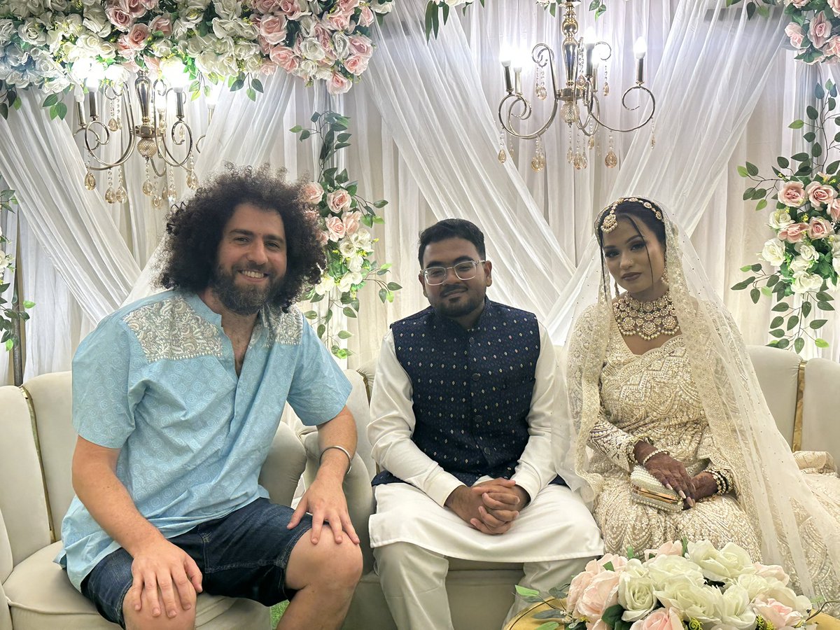 Dan_Lande's tweet photo. Salí a caminar en Bangladesh y en un parque vi a una pareja haciéndose fotos de casamiento. Me dijeron que eran hinchas de Argentina. Dos horas después estaba en la boda. https://t.co/7cn3zaxsbc