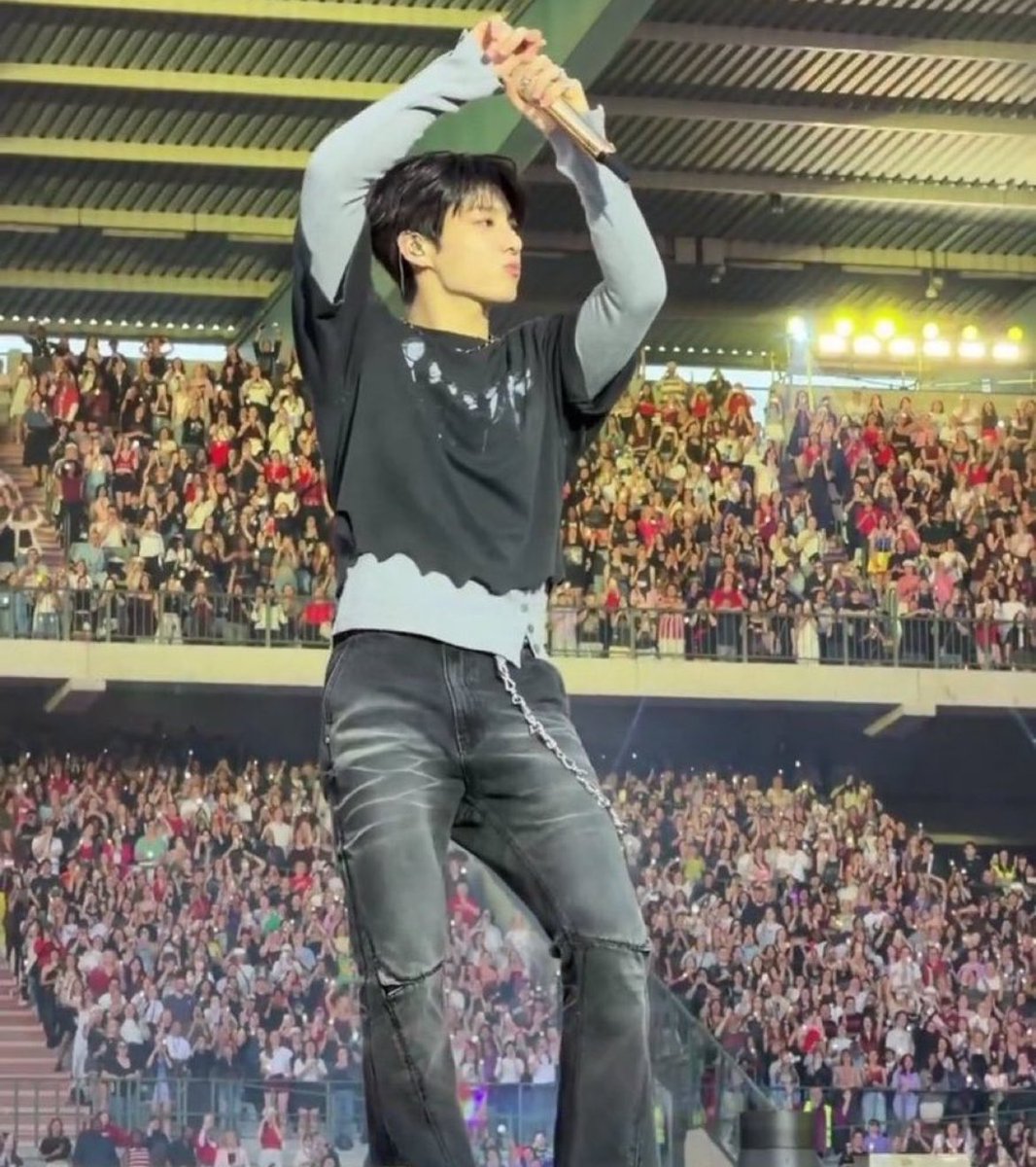 servcuntmin's tweet photo. suddenly remembered this look wasn’t a figment of my imagination and we really witnessed bratz doll koo https://t.co/61ZHXq8qDk