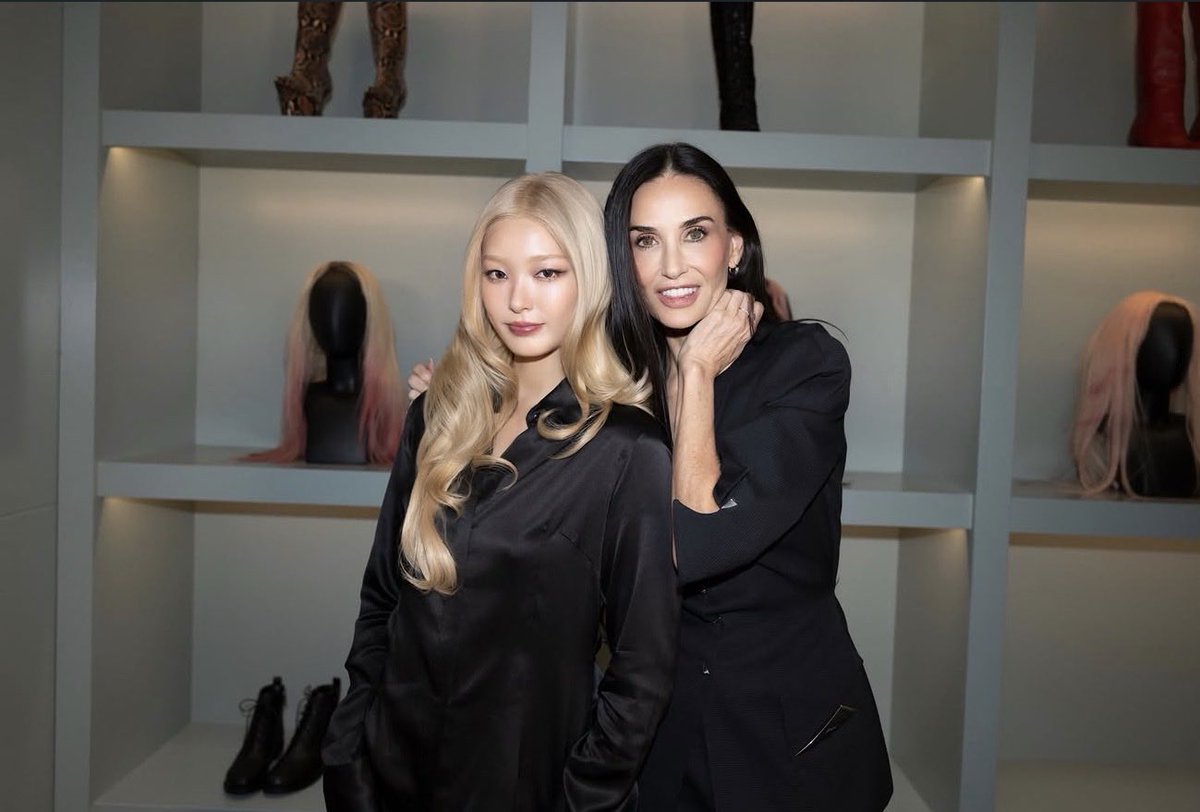 NewsKatseye's tweet photo. Megan, Sophia, and Yoonchae pose with the beautiful Demi Moore in newly released photos 

#KATSEYE @katseyeworld https://t.co/eD7h0ILZXL