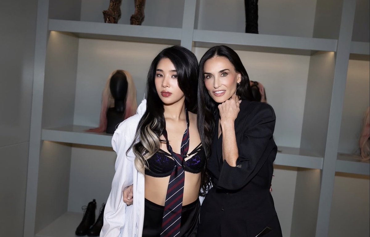 NewsKatseye's tweet photo. Megan, Sophia, and Yoonchae pose with the beautiful Demi Moore in newly released photos 

#KATSEYE @katseyeworld https://t.co/eD7h0ILZXL