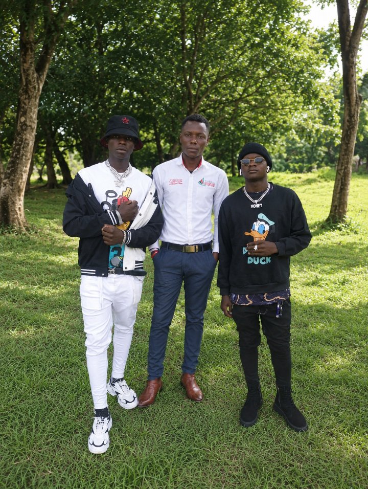 OfficiaClaudius's tweet photo. Poet ingenious 
abavandimwe s'amaraso gusa ariko numutima umwe , ibihe birahinduka imyaka irahita ariko  abandimwe banyabo  ntibatandukanwa nibihe twaturutse kure   bavandimwe https://t.co/21SBwmM126