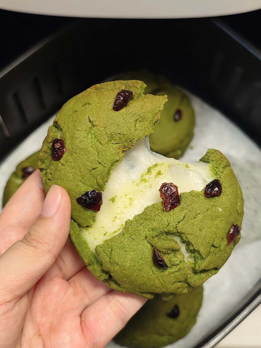 anthony_my76335's tweet photo. Got a new bag of matcha mochi cookies and they’re way too good to keep to myself—who wants a bite  #SnackShare #MatchaLovers， https://t.co/OXRS9hOSCv