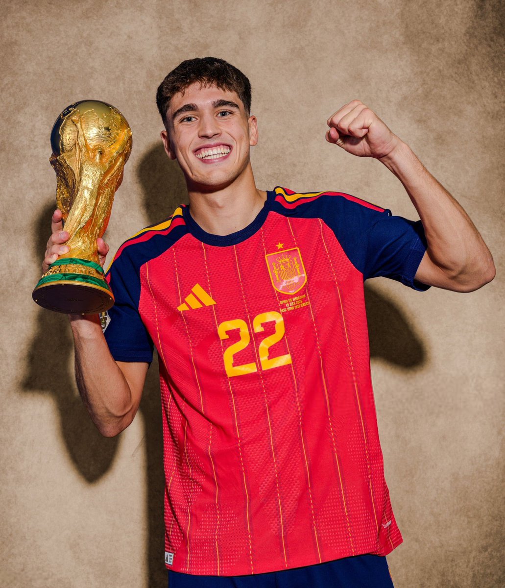idextratime's tweet photo. 🗣️ Aitana Bonmatí menilai Pau Cubarsí layak masuk dalam perbincangan Ballon d'Or usai tampil impresif di Piala Dunia. 🌟

Bonmatí juga mengingatkan bahwa Fabio Cannavaro pernah memenangkan Ballon d'Or sebagai bek tengah pada 2006.

Menurutnya, kandidat terkuat tahun ini adalah Rodri, Cubarsí, atau Lionel Messi, yang masih tampil luar biasa di usia 39 tahun. 🐐

Bek bukan tidak mungkin memenangkan Ballon d'Or, tetapi persaingan tahun ini dipastikan akan sangat ketat.

📝 @mundodeportivo