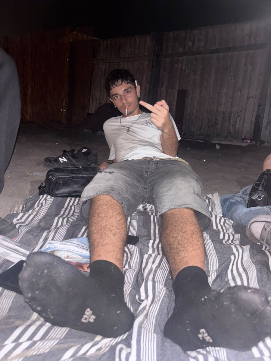 MasterLeone18's tweet photo. My stinky feet drive you crazy, you pathetic slave. 😂
#findomdrain #FindomMaster #paypig #feet #cashmaster #moneyslave #gooner https://t.co/KJ1tKpuGHT