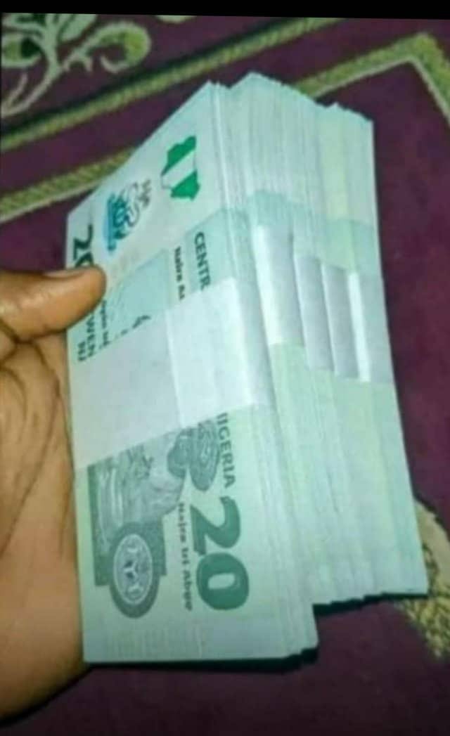 Boyravee's tweet photo. Mints wey i go spray for club don land https://t.co/WfOKja5Rdy